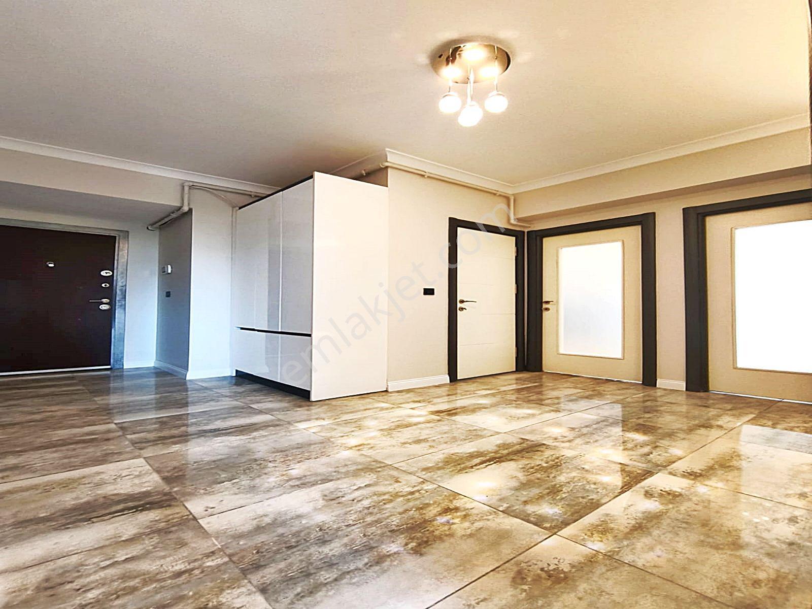 Cadde34'den Zafer Mahallesinde Aile Sitesinde Kapalı Otoparklı Ebeveyn Banyolu 3+1 Daire - Görsel 12