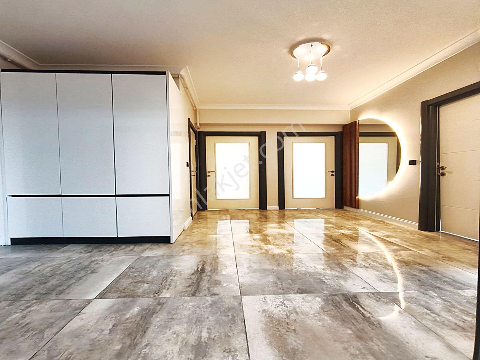 Cadde34'den Zafer Mahallesinde Aile Sitesinde Kapalı Otoparklı Ebeveyn Banyolu 3+1 Daire - Görsel 8