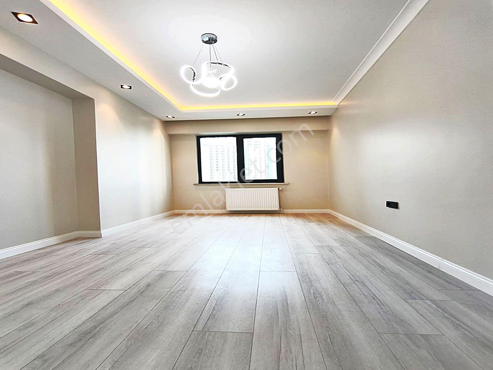 Cadde34'den Zafer Mahallesinde Aile Sitesinde Kapalı Otoparklı Ebeveyn Banyolu 3+1 Daire - Görsel 39