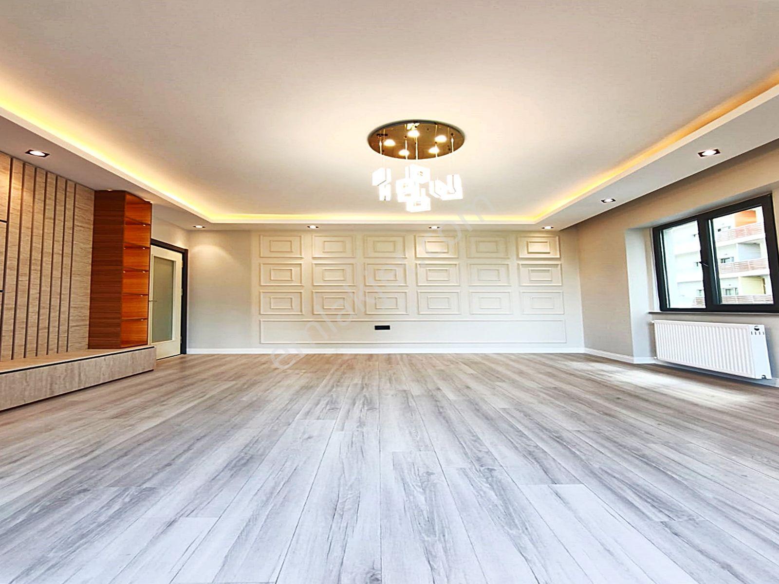 Cadde34'den Zafer Mahallesinde Aile Sitesinde Kapalı Otoparklı Ebeveyn Banyolu 3+1 Daire - Görsel 2