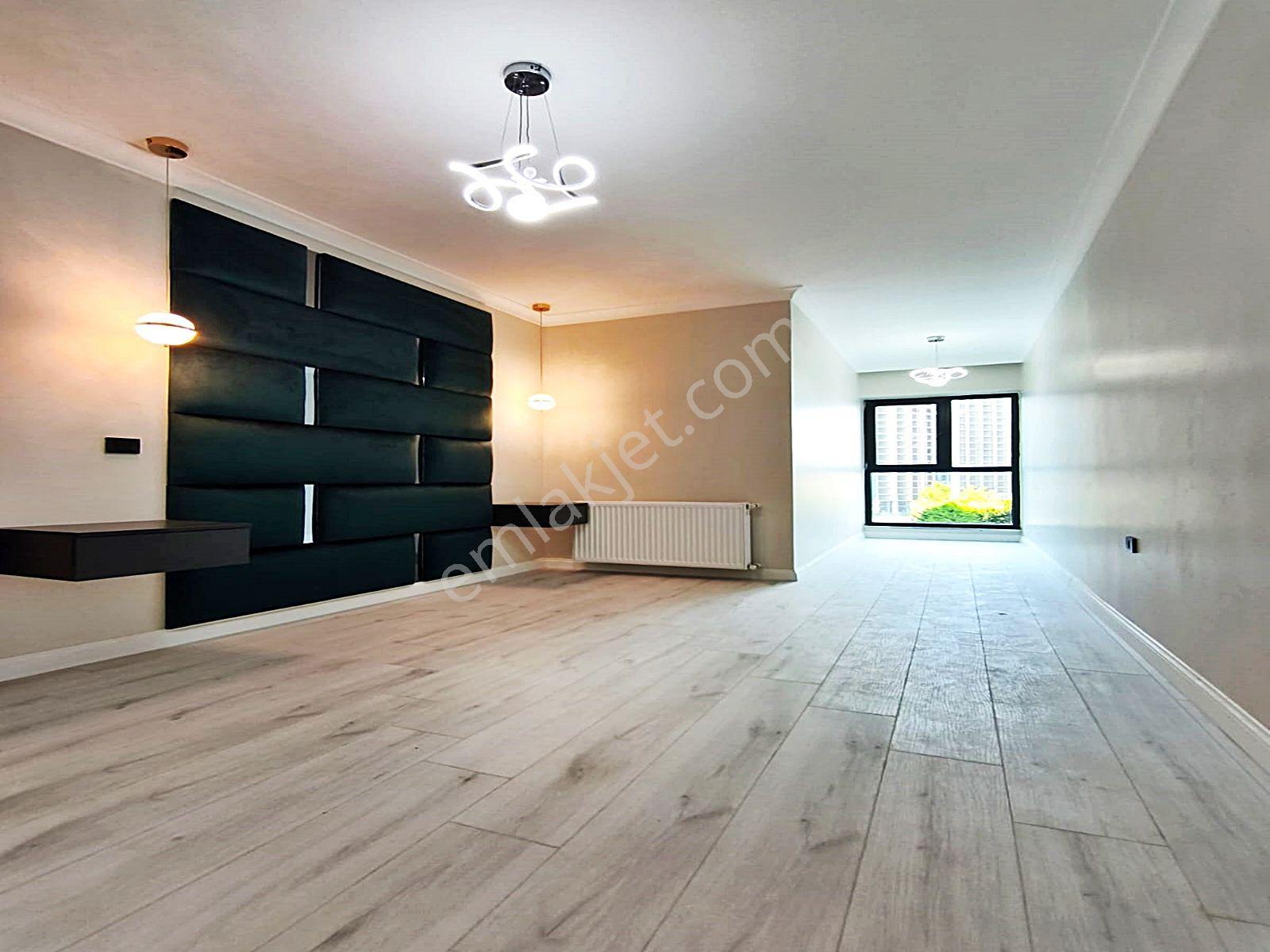Cadde34'den Zafer Mahallesinde Aile Sitesinde Kapalı Otoparklı Ebeveyn Banyolu 3+1 Daire - Görsel 34