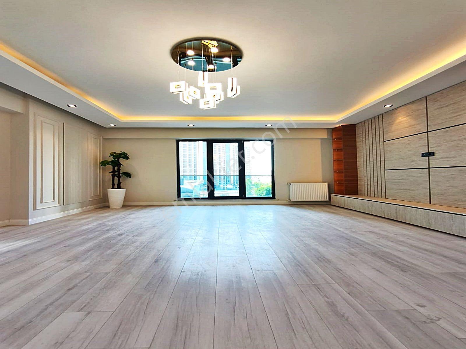 Cadde34'den Zafer Mahallesinde Aile Sitesinde Kapalı Otoparklı Ebeveyn Banyolu 3+1 Daire - Görsel 5