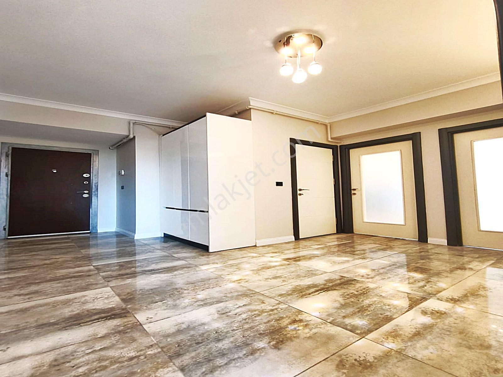 Cadde34'den Zafer Mahallesinde Aile Sitesinde Kapalı Otoparklı Ebeveyn Banyolu 3+1 Daire - Görsel 14
