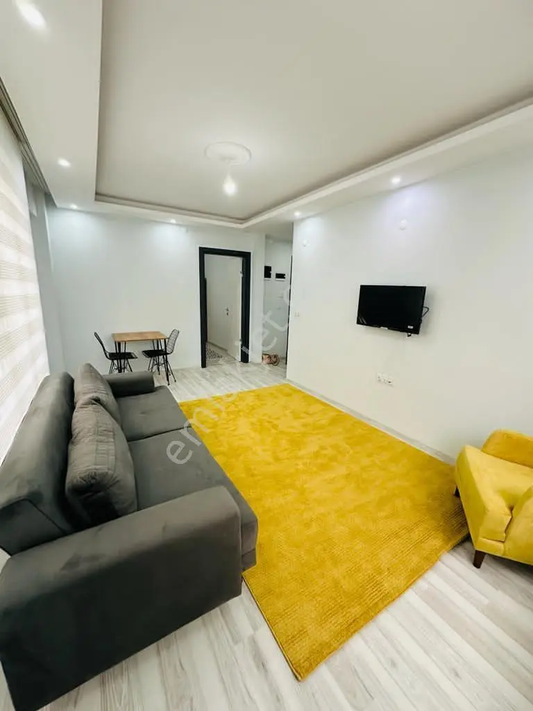Ege Emlak'tan Çarşıya Yakın Ayrı Mutfak 1+1 Geniş Kiralık Daire