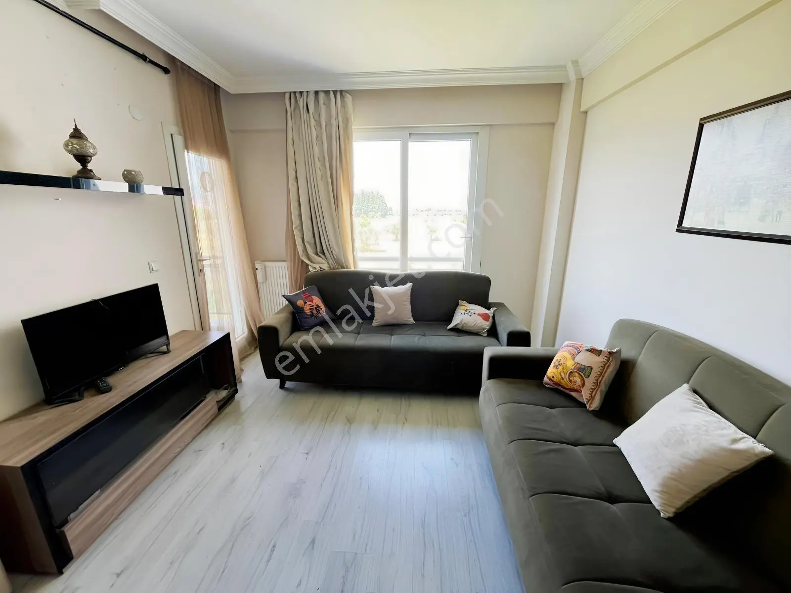 Çözüm Emlak'tan Muradiye Caddeye Yakın 1+1 Eşyalı Kiralık Daire - Görsel 2