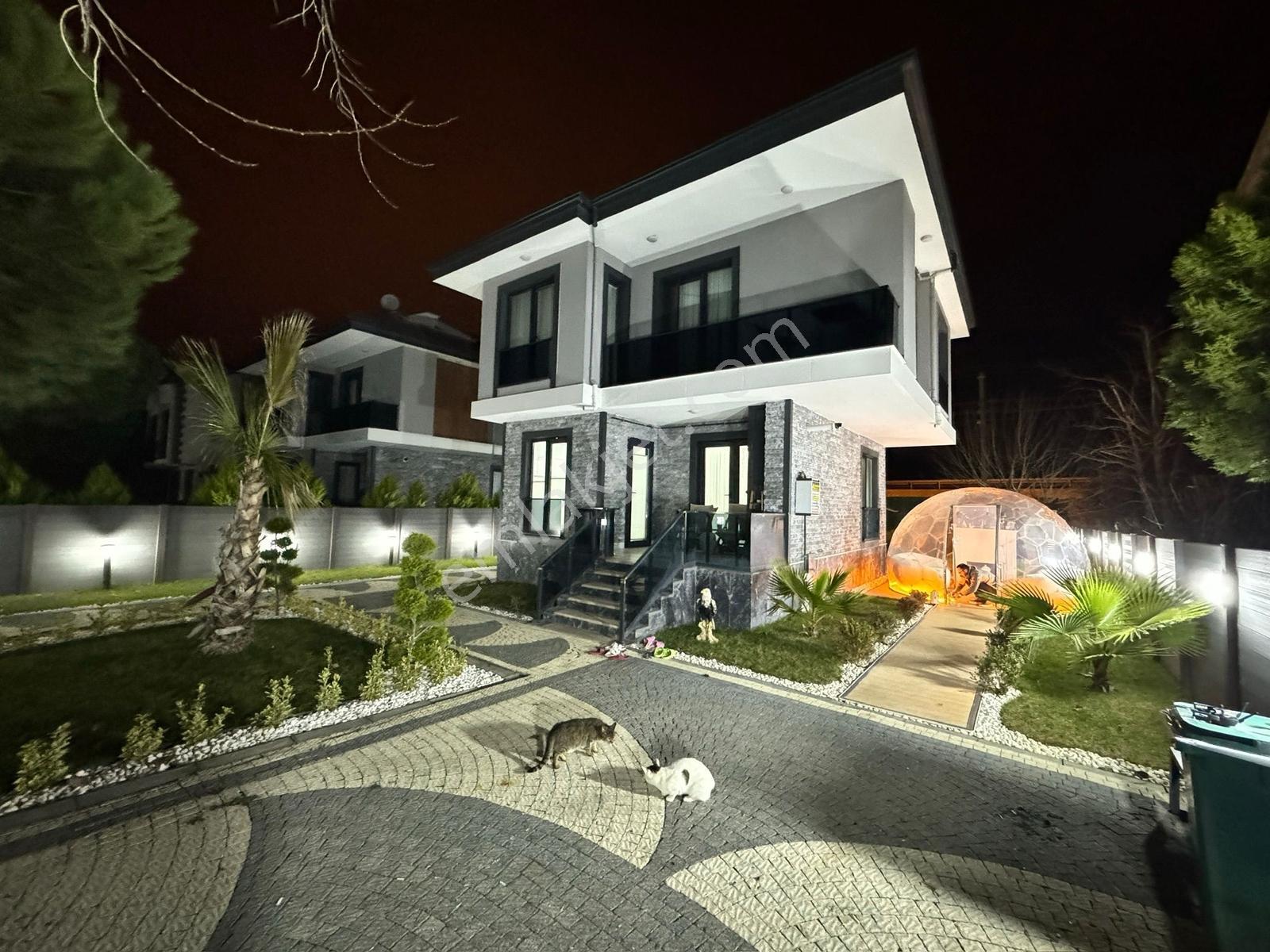 Re/max Kıyı'dan ^evren Tatil Sitesinde Tam Müstakil Lüks Villa^