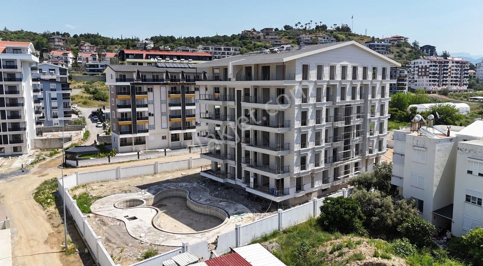 Pazarcı'da Ultra Lüks 3+1 Daire - Sıfır, Havuzlu, Otoparklı