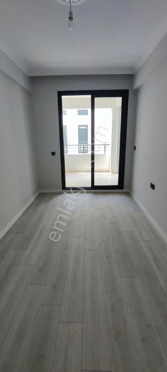 Uçardan Ana Caddeye Yakın 1+1 Ara Kat Daire - Görsel 5