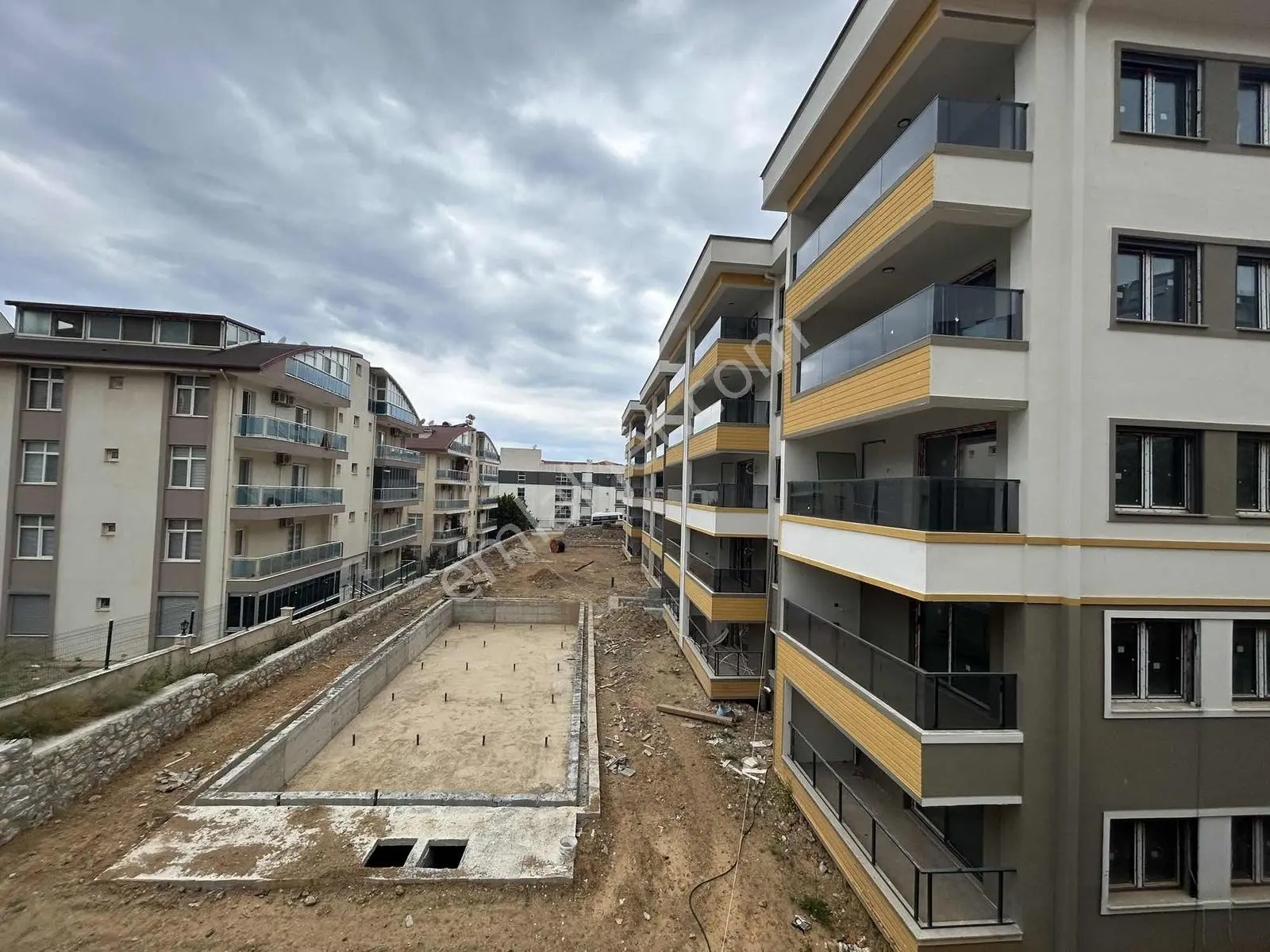 Kuşadası Havuzlu Sitede Satılık Sıfır 2+1 Fırsat Daire. - Görsel 3