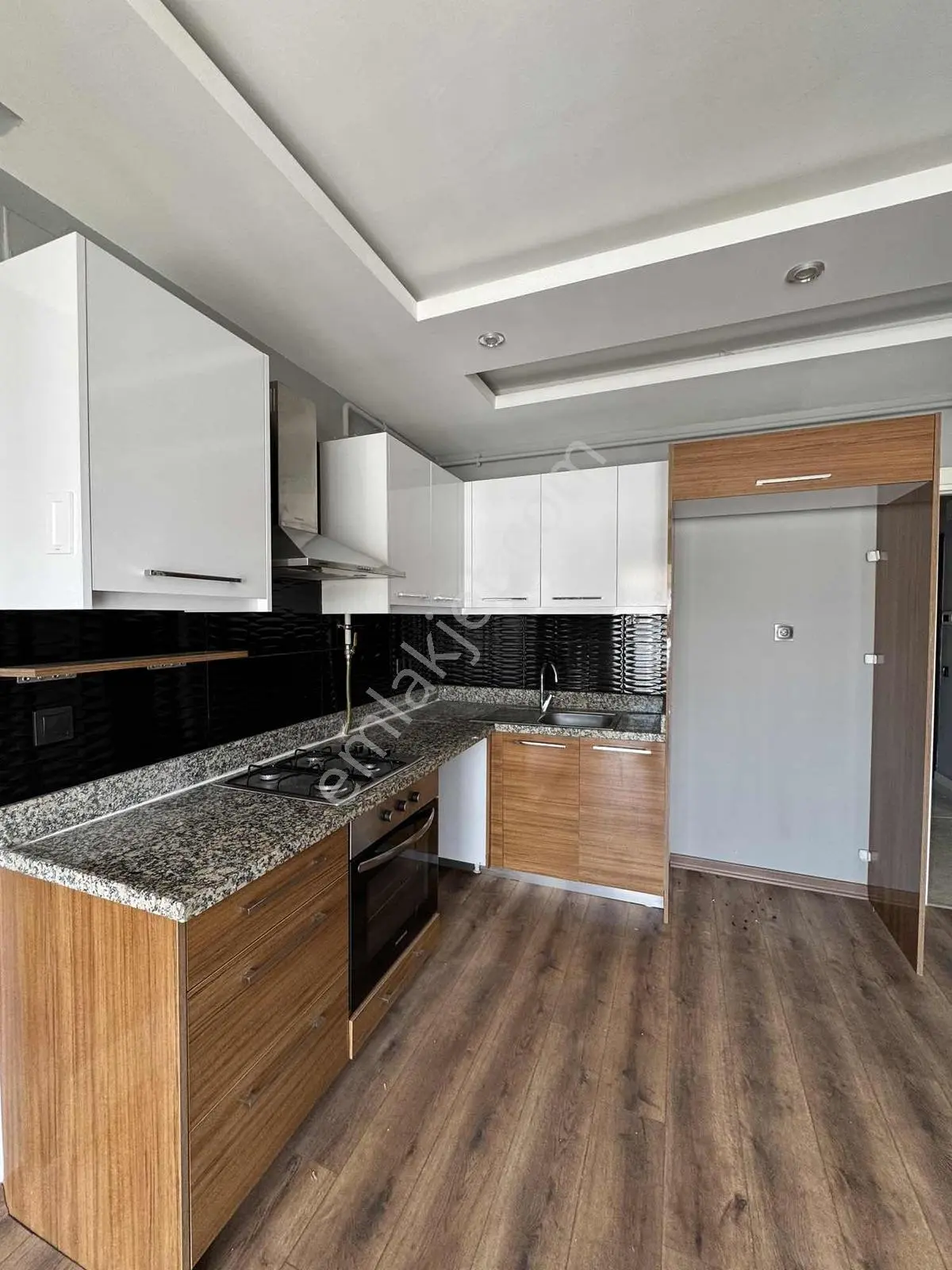 Total'den Real Yolunda E Bebek Karşısında 7/24 Güvenlikli Sitede