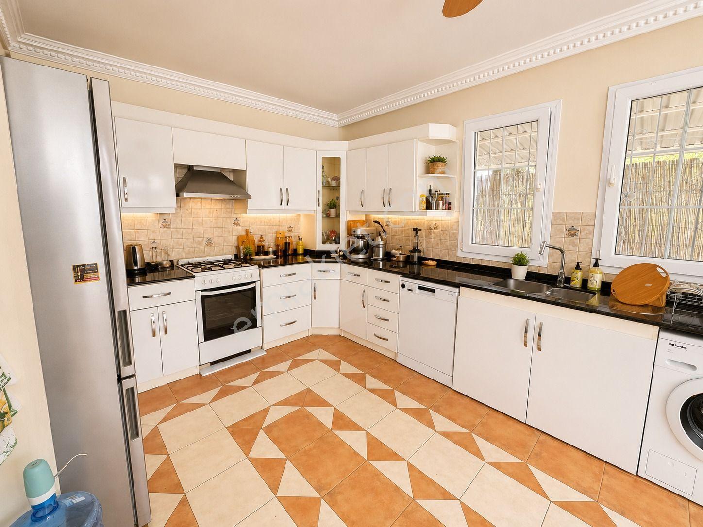 Stop'tan Foça 993m² Bahçe Kullanım Alanlı 4+1 Müstakil Villa - Görsel 11