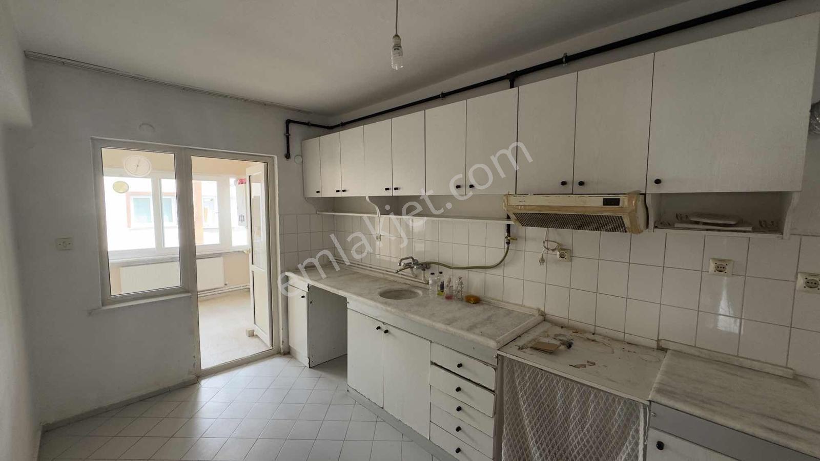 Bahçelievler Kemer Sitesinde Satılık Daire