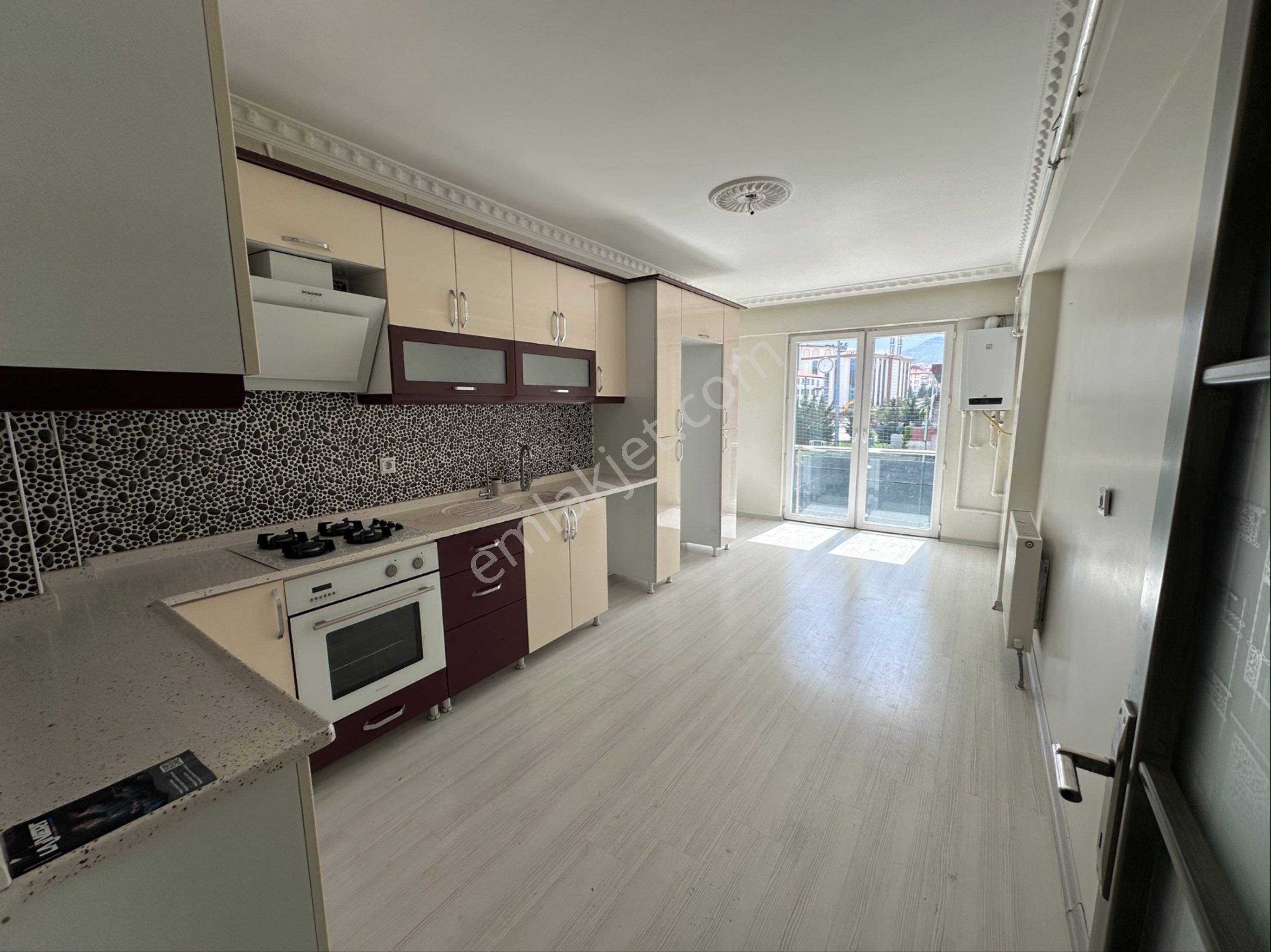 Karapürçek'te Stadyum Yanı Asansörlü Geniş 3+1 Daire - Görsel 2