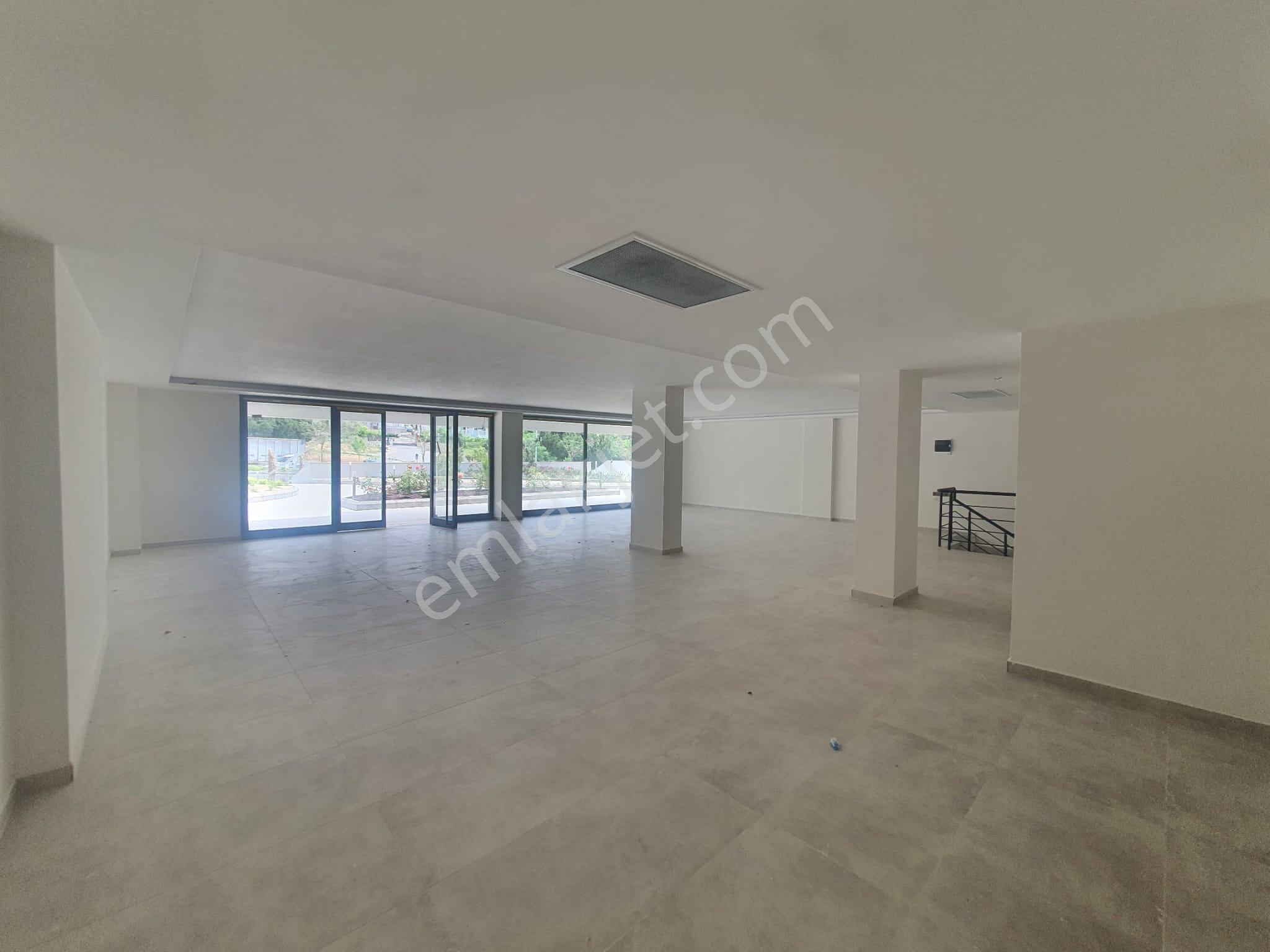 Kuşadası 250m2 Kiralık Dükkan,ana Cadde Üzeri Otoparklı