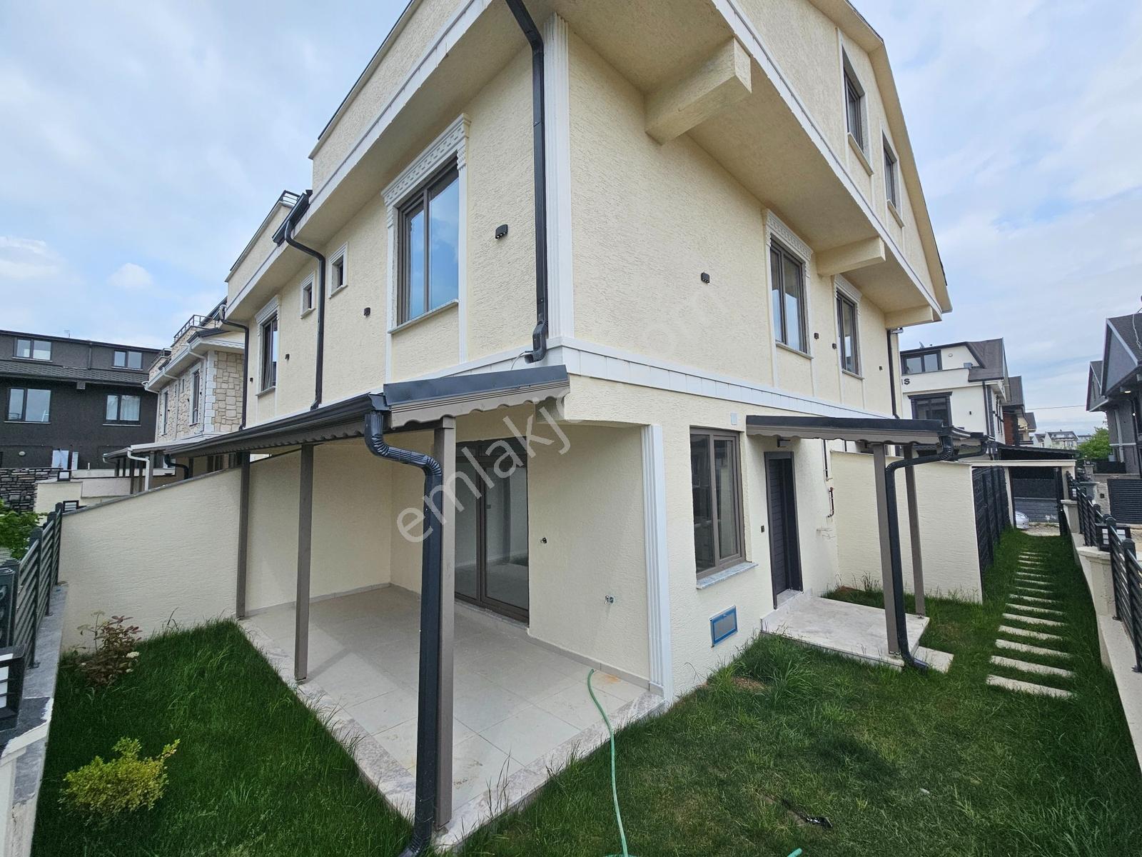 Deniz'den 3+1 Merkezi Konumda, Bahçeli Satılık Villa - Görsel 3