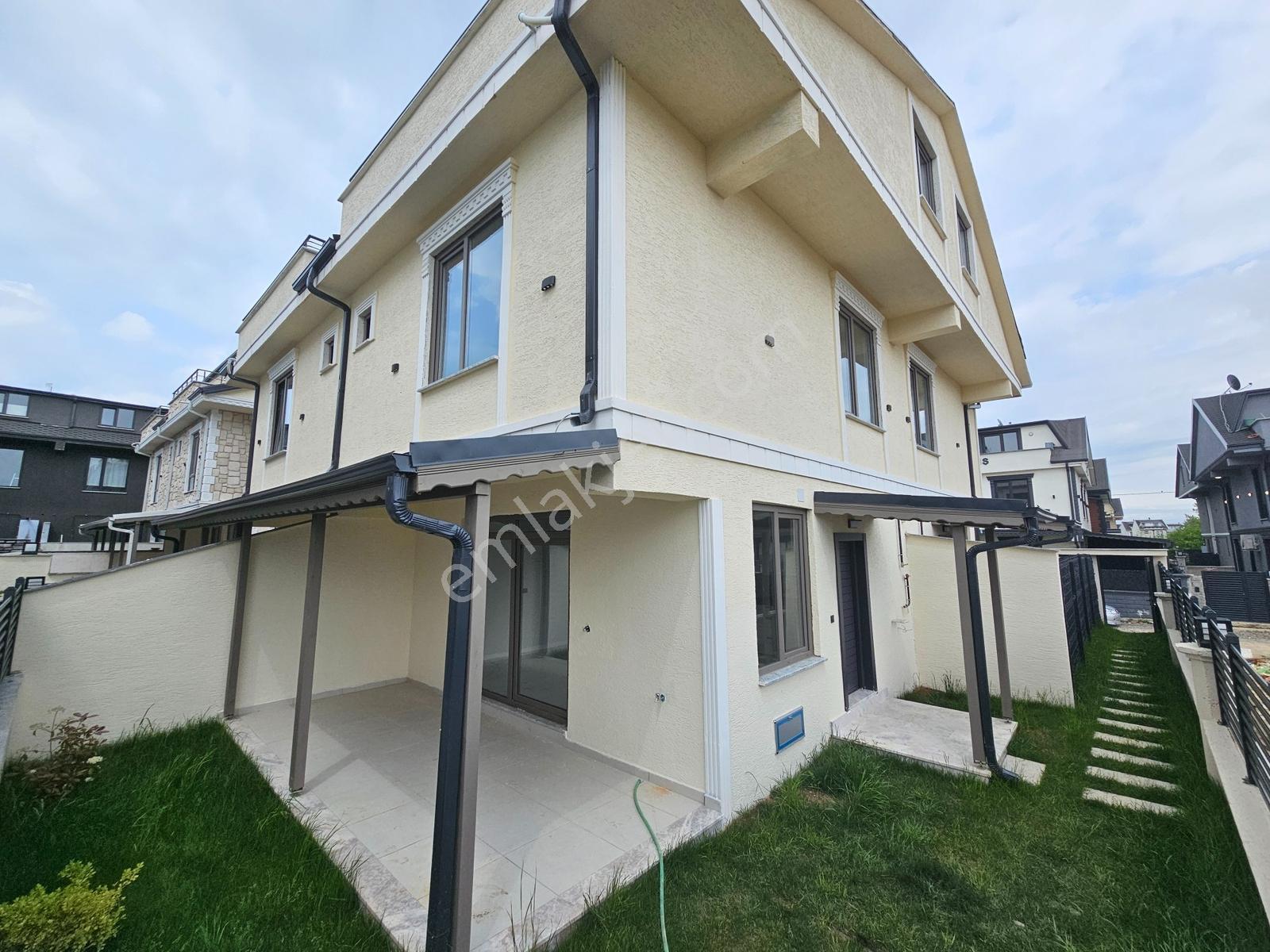 Deniz'den 3+1 Merkezi Konumda, Bahçeli Satılık Villa