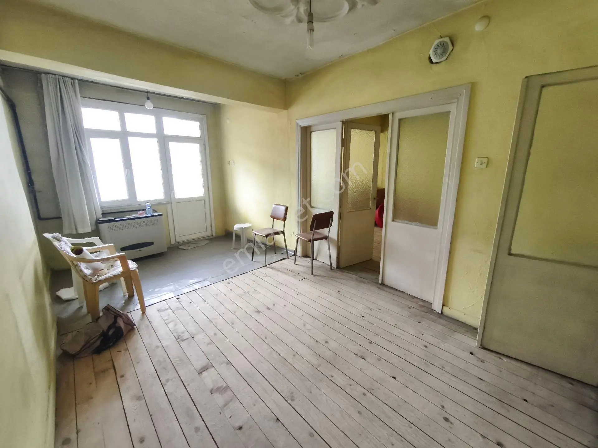 Eyüp Nişanci Mh. 1+1 / 60m2 / 4.kat / Kat Mulkiyetli / Masrafli / Balkonlu / Metrobüse 3dk