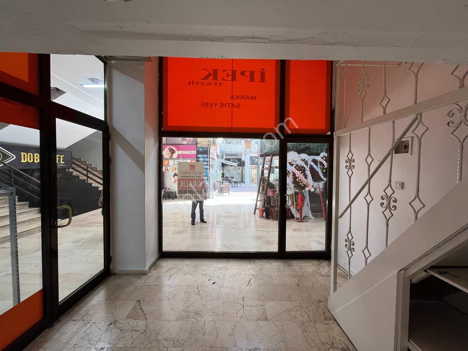 Rw Taka | De Sa Galeria İş Merkezinde Meydanda Kiralık Dükkan - Görsel 2