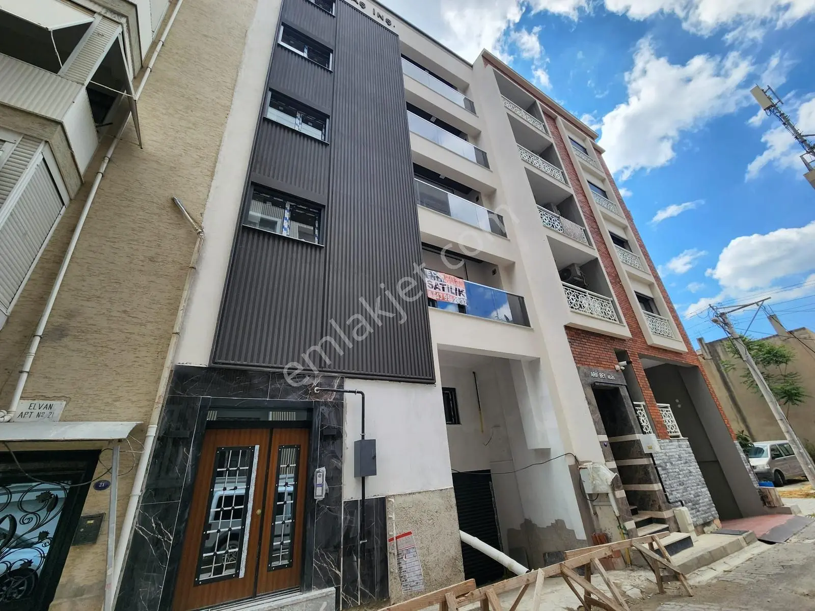 İzban Yakını Merkezi Konumda Satılık 2+1 Daire