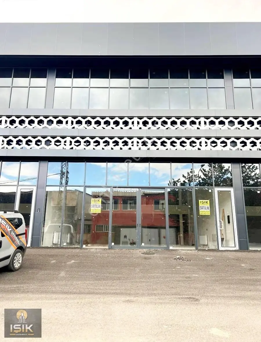 Işık Gm' Den Tortum Yolu Üzeri Satılık 3 Katlı Sıfır İşyeri