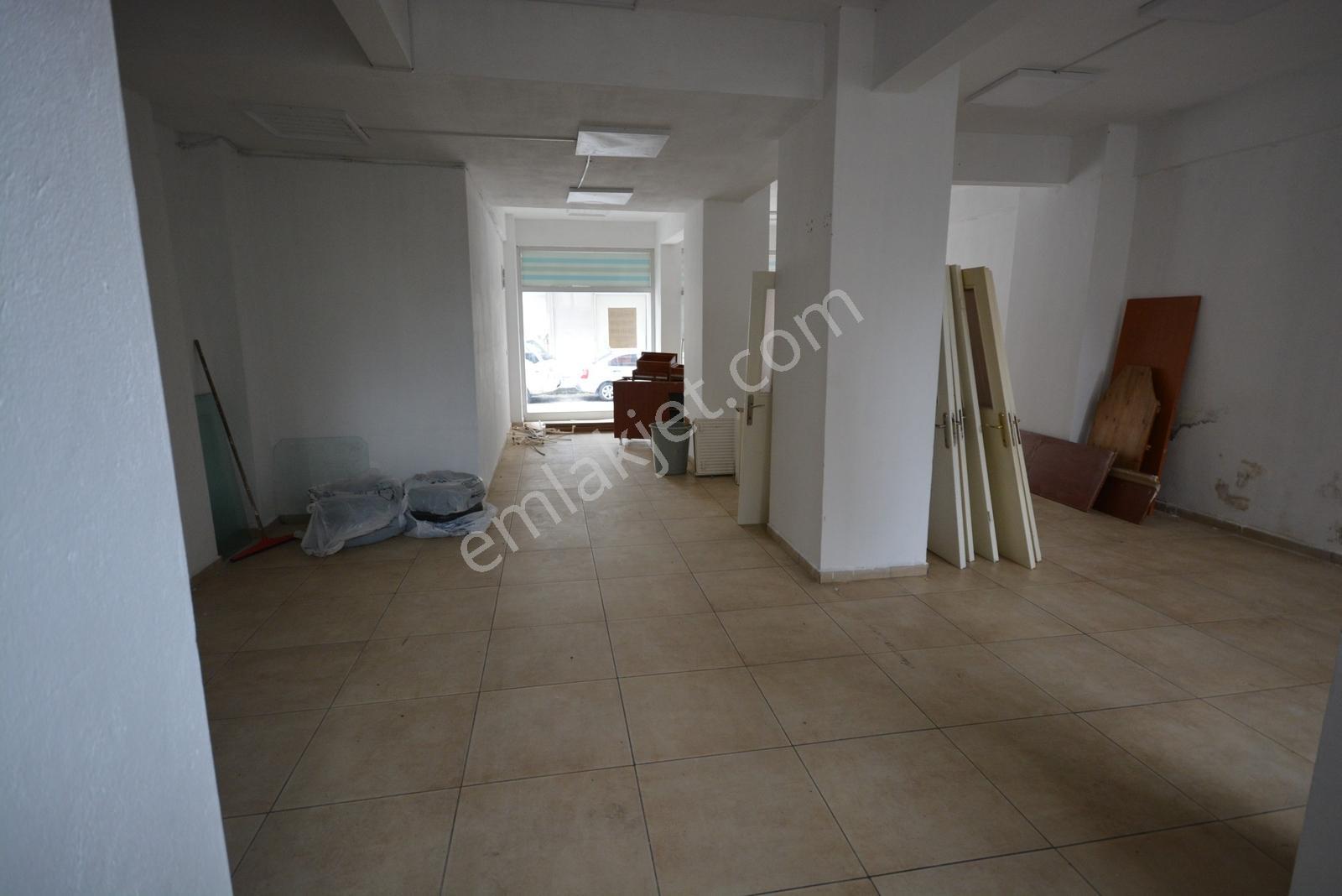 Kiralık Metroya Yürüme Mesafesinde 95 M2 Cadde Üzeri Dükkan - Görsel 2