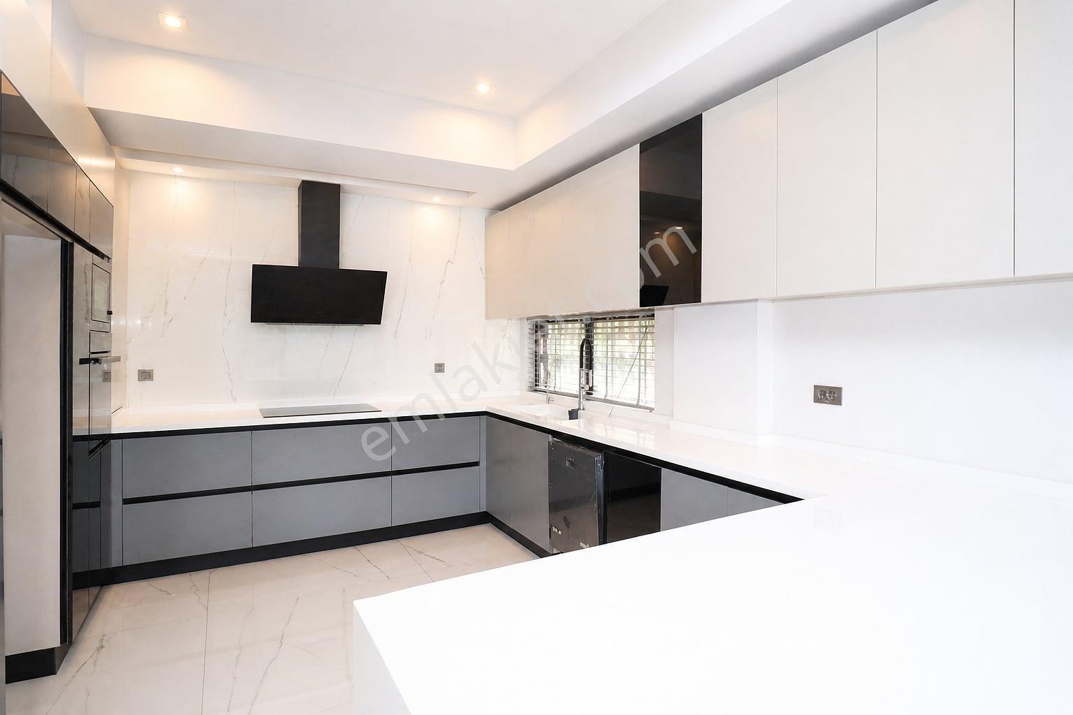 Konyaaltı'nda Modern Site İçerisinde 3 Katlı Villa - Görsel 13