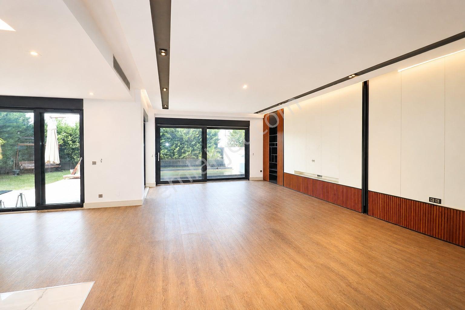 Konyaaltı'nda Modern Site İçerisinde 3 Katlı Villa - Görsel 9