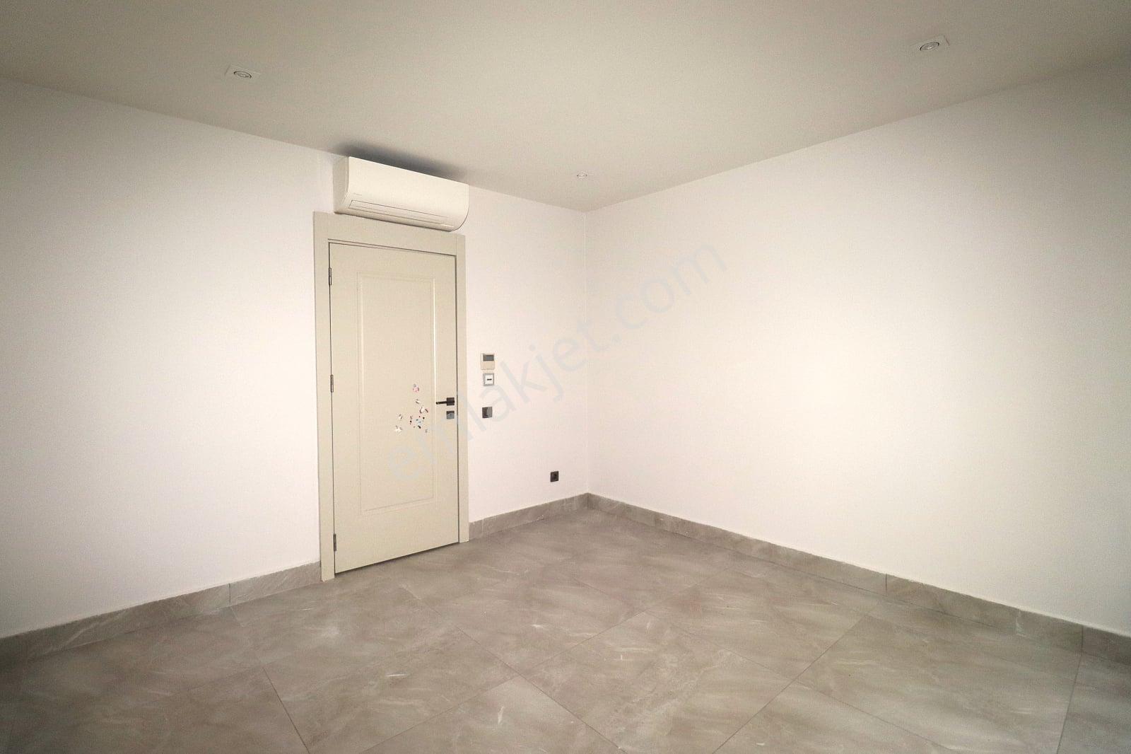 Konyaaltı'nda Modern Site İçerisinde 3 Katlı Villa - Görsel 25