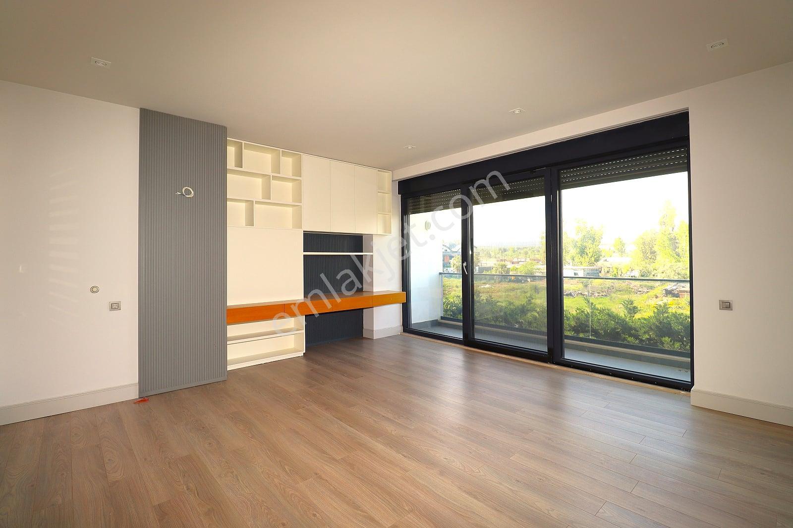 Konyaaltı'nda Modern Site İçerisinde 3 Katlı Villa - Görsel 17
