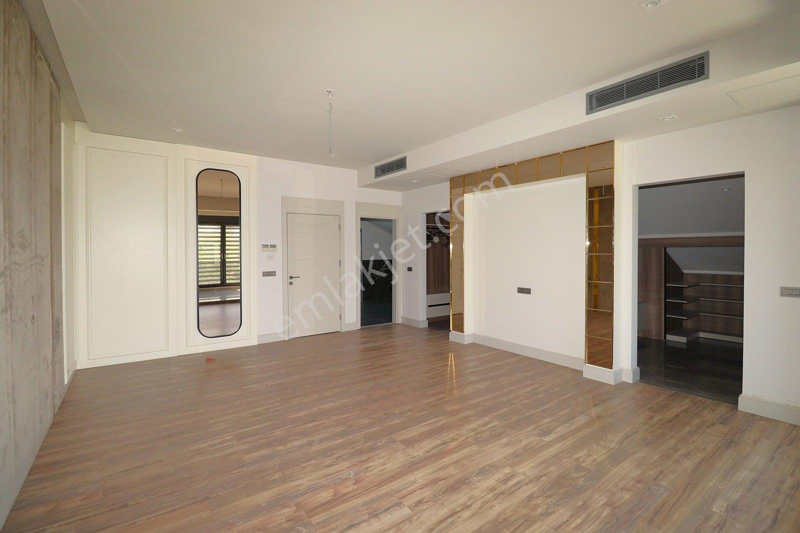 Konyaaltı'nda Modern Site İçerisinde 3 Katlı Villa - Görsel 15