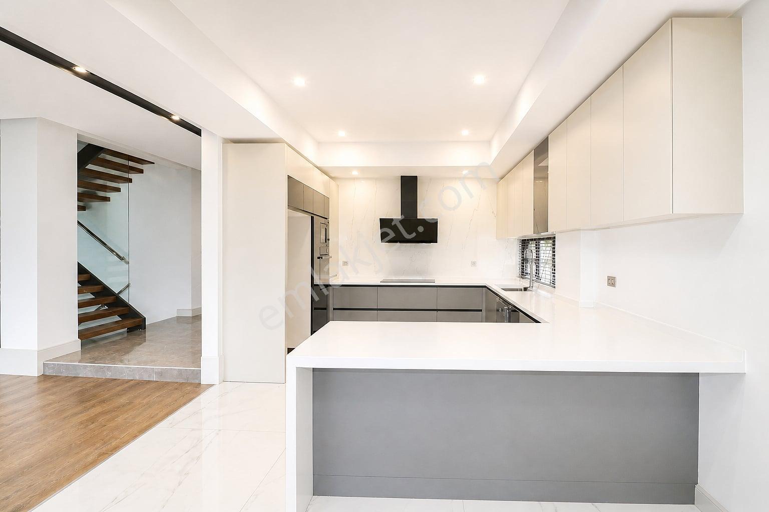 Konyaaltı'nda Modern Site İçerisinde 3 Katlı Villa - Görsel 11