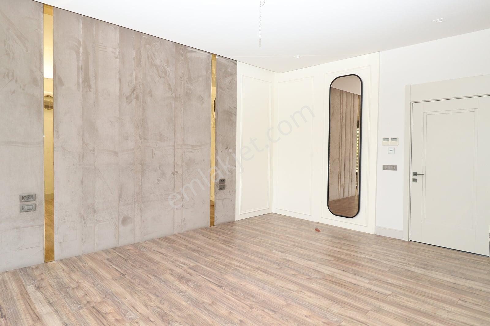 Konyaaltı'nda Modern Site İçerisinde 3 Katlı Villa - Görsel 16