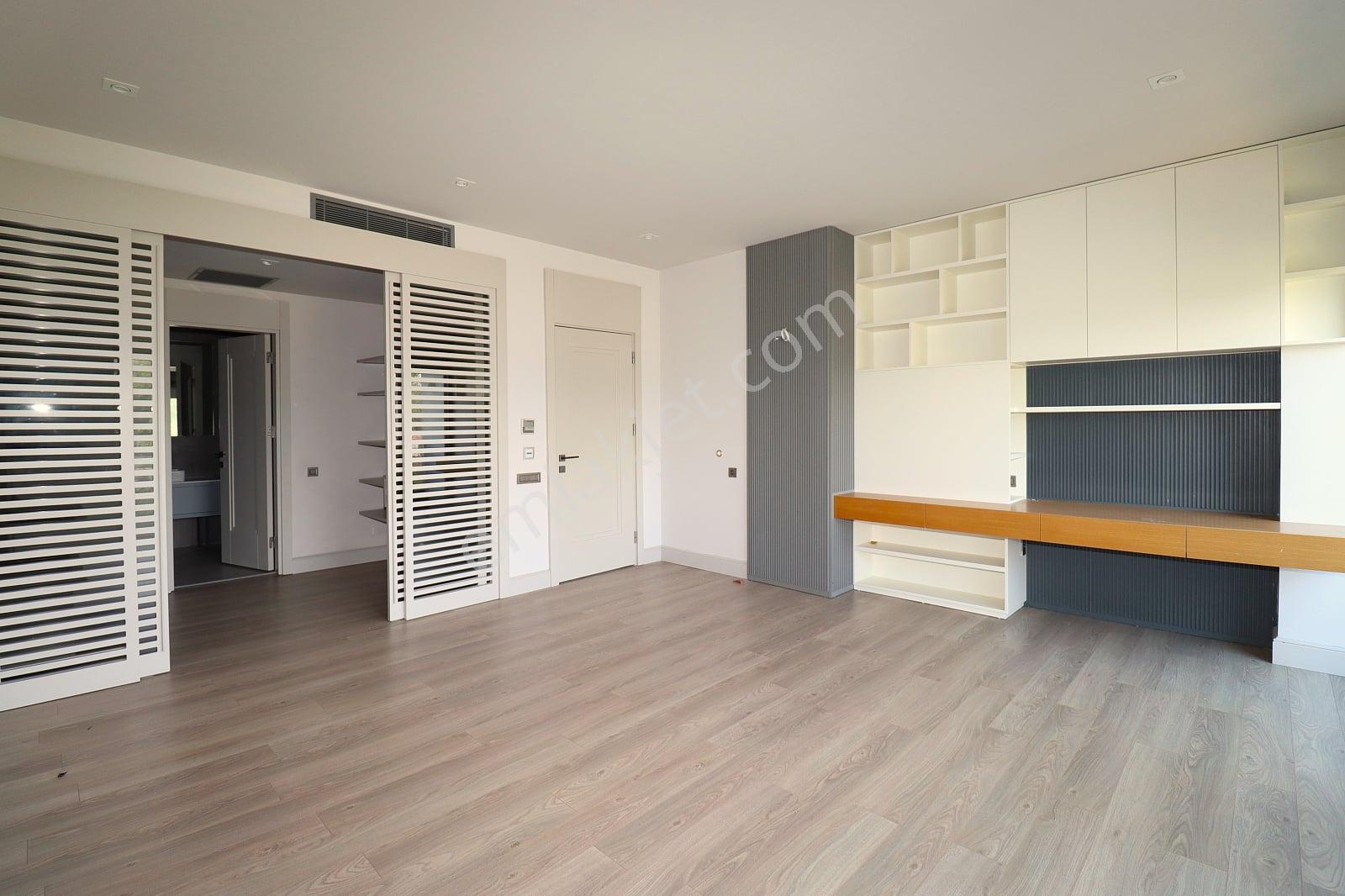 Konyaaltı'nda Modern Site İçerisinde 3 Katlı Villa - Görsel 18