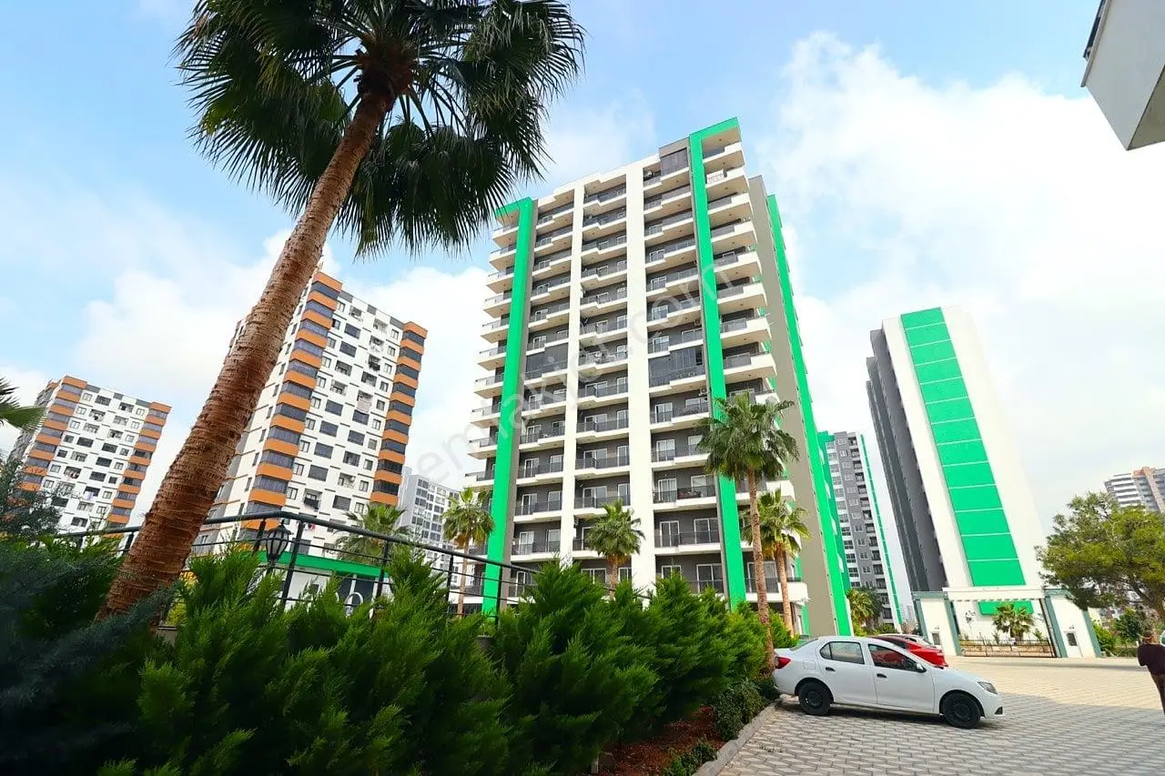 Mersin Mezitli’de Sahile Yakın Havuz Manzaralı Daire
