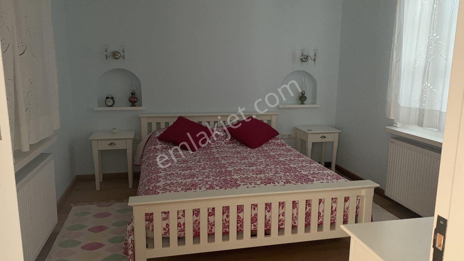 Çeşme’de Denize Ve Yat Limanına Yakın Taş Mimarili Villa - Görsel 21