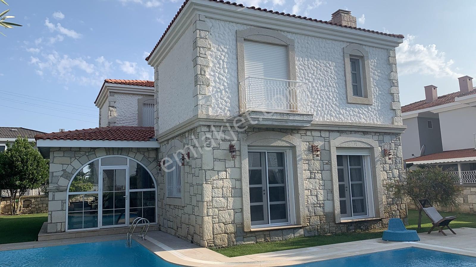 Çeşme’de Denize Ve Yat Limanına Yakın Taş Mimarili Villa - Görsel 2
