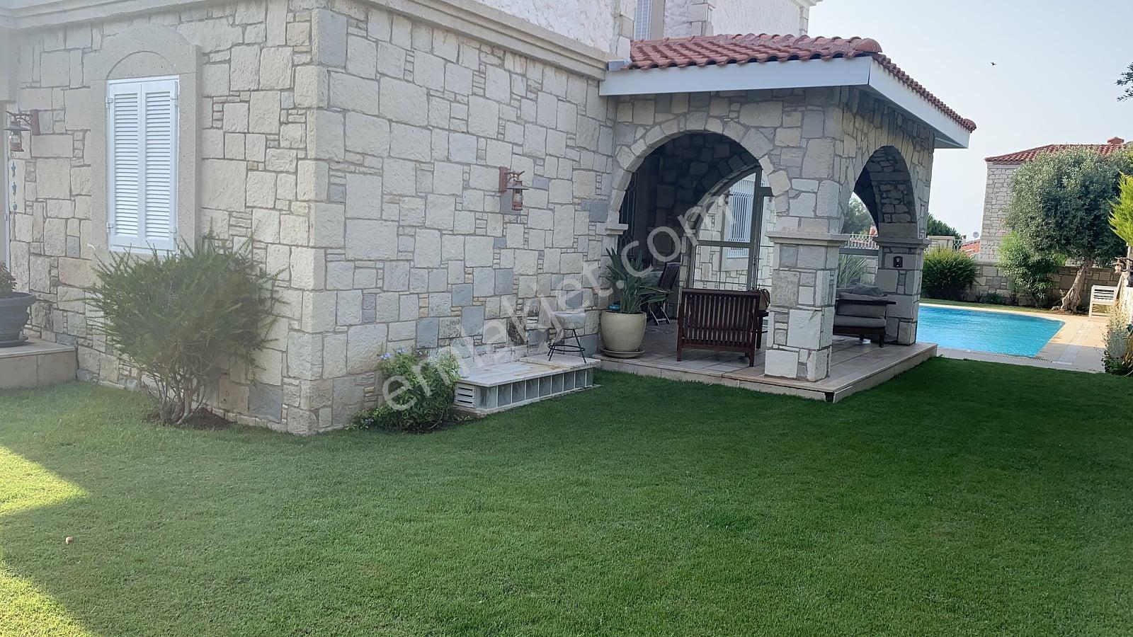 Çeşme’de Denize Ve Yat Limanına Yakın Taş Mimarili Villa - Görsel 3