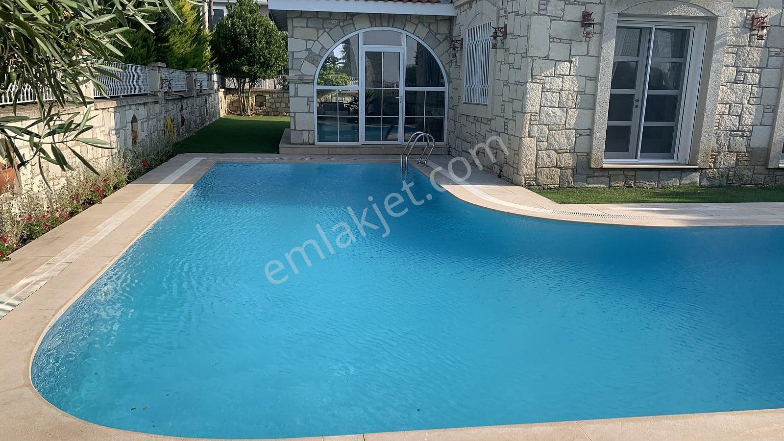 Çeşme’de Denize Ve Yat Limanına Yakın Taş Mimarili Villa - Görsel 11
