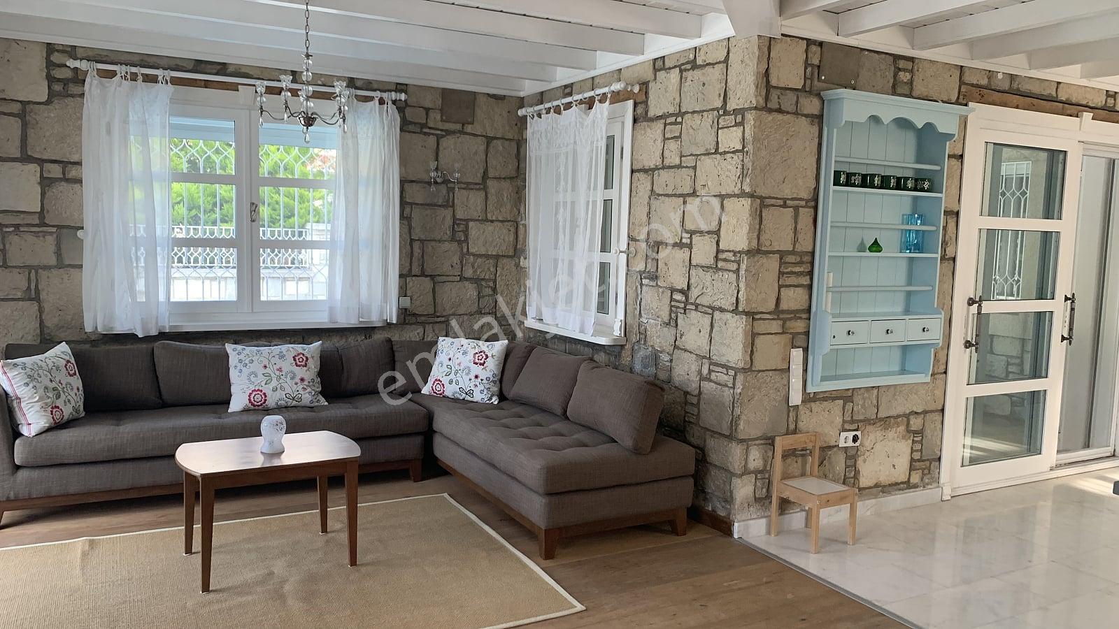 Çeşme’de Denize Ve Yat Limanına Yakın Taş Mimarili Villa - Görsel 17