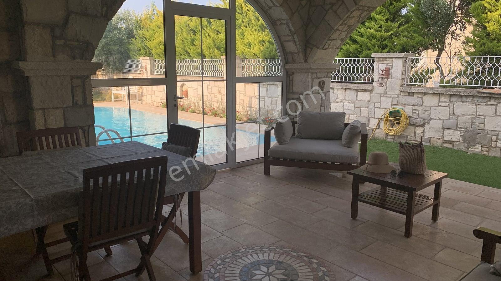 Çeşme’de Denize Ve Yat Limanına Yakın Taş Mimarili Villa - Görsel 18