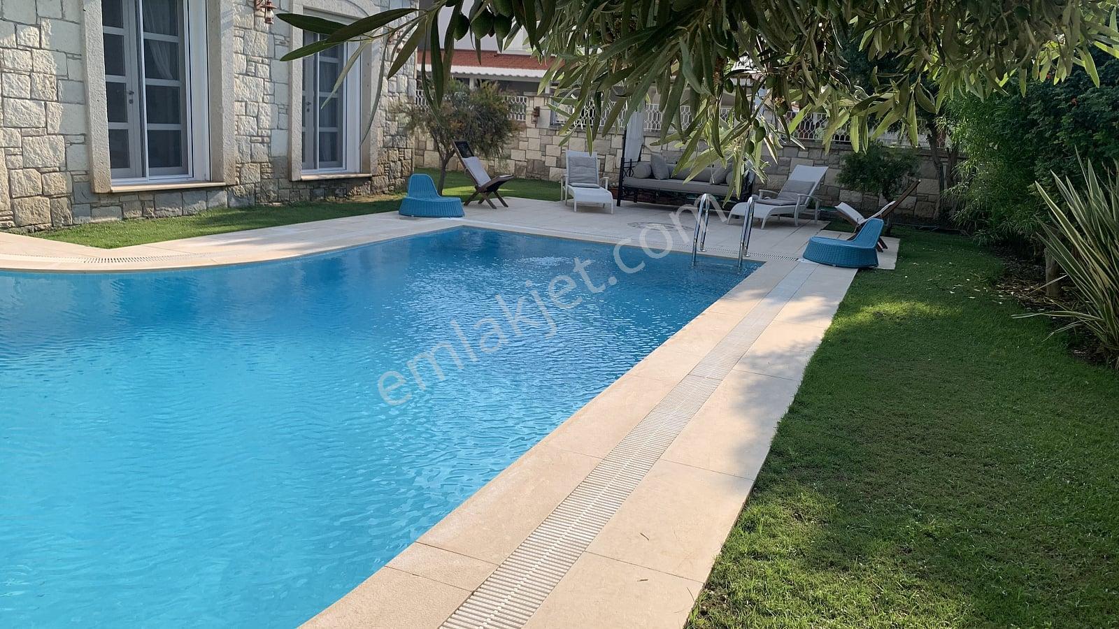 Çeşme’de Denize Ve Yat Limanına Yakın Taş Mimarili Villa - Görsel 13