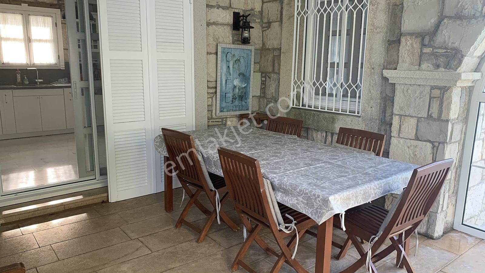 Çeşme’de Denize Ve Yat Limanına Yakın Taş Mimarili Villa - Görsel 9