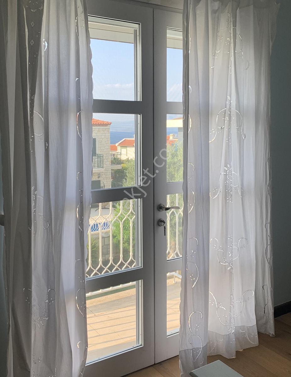 Çeşme’de Denize Ve Yat Limanına Yakın Taş Mimarili Villa - Görsel 28