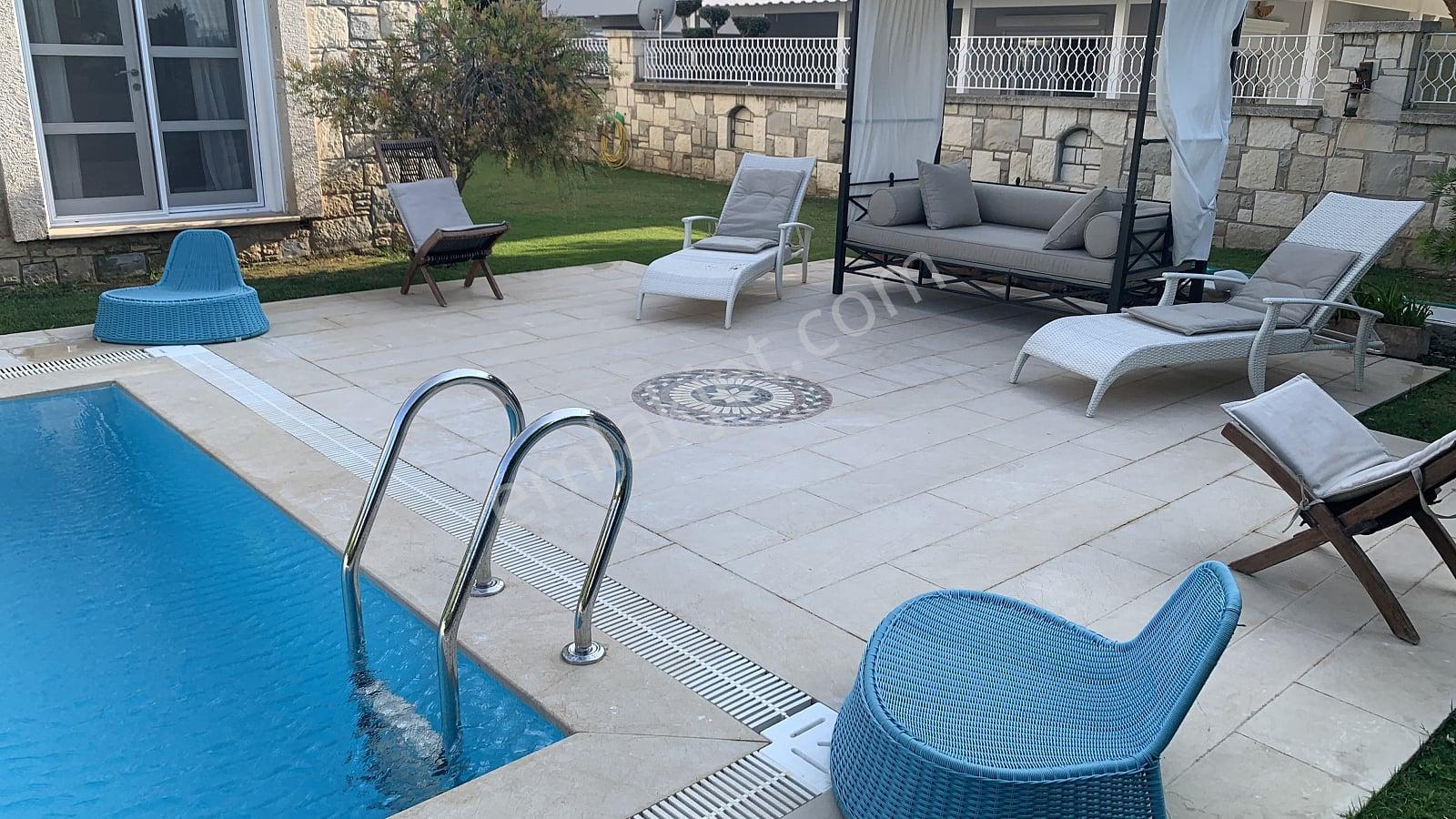 Çeşme’de Denize Ve Yat Limanına Yakın Taş Mimarili Villa - Görsel 24