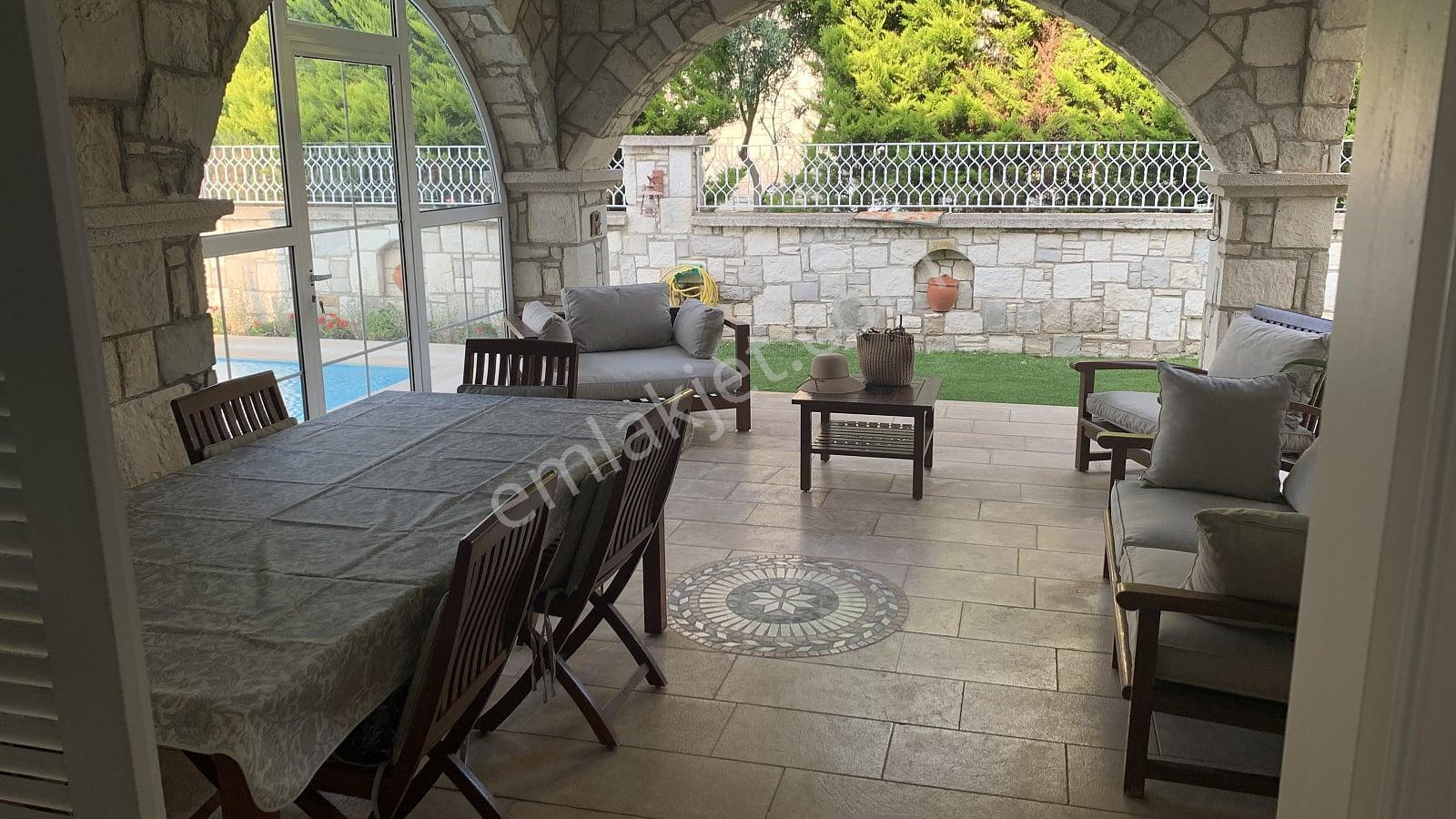 Çeşme’de Denize Ve Yat Limanına Yakın Taş Mimarili Villa - Görsel 15