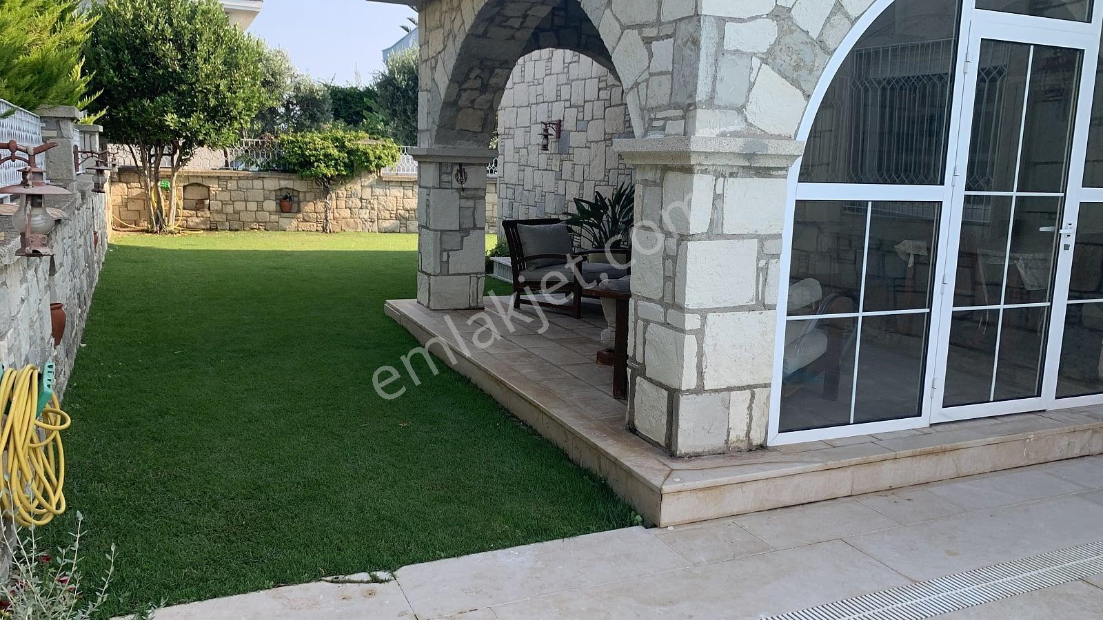 Çeşme’de Denize Ve Yat Limanına Yakın Taş Mimarili Villa - Görsel 8