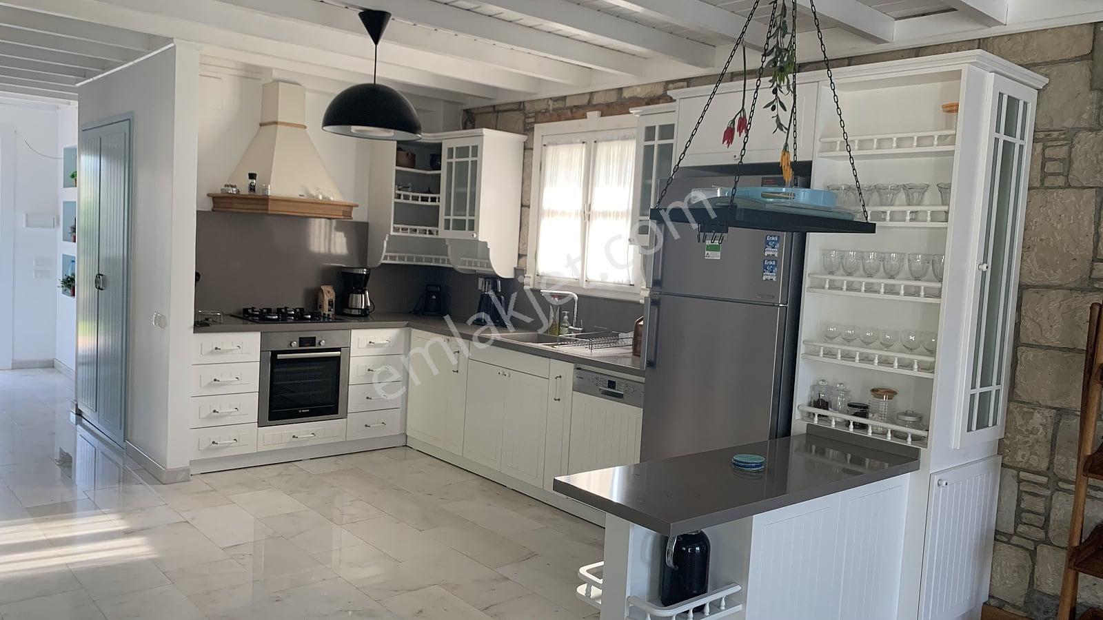 Çeşme’de Denize Ve Yat Limanına Yakın Taş Mimarili Villa - Görsel 19