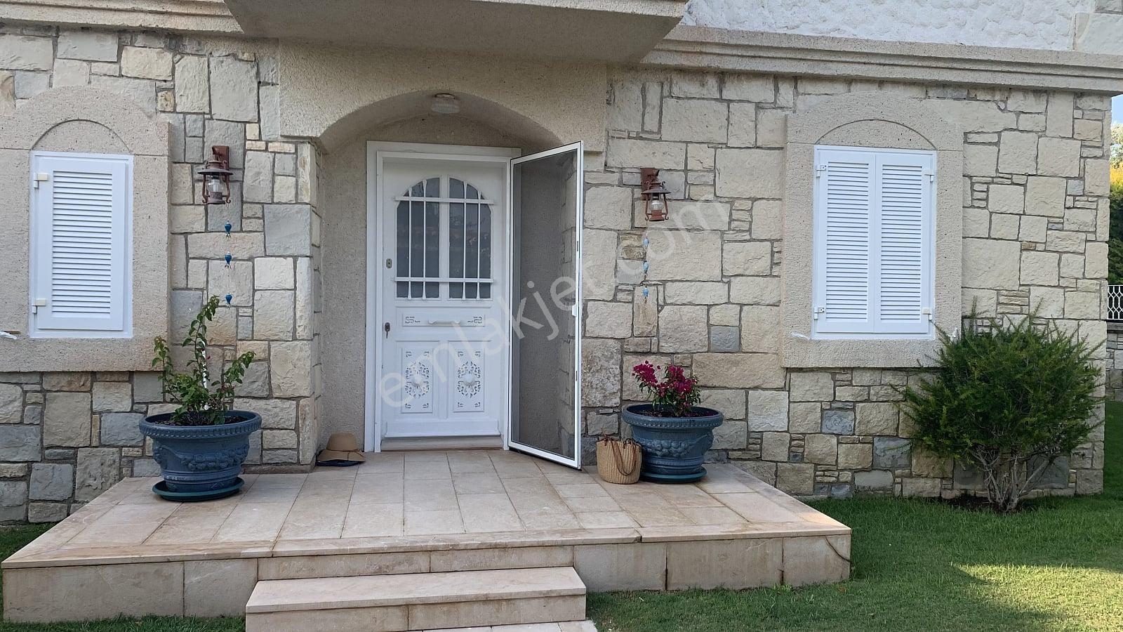 Çeşme’de Denize Ve Yat Limanına Yakın Taş Mimarili Villa - Görsel 6