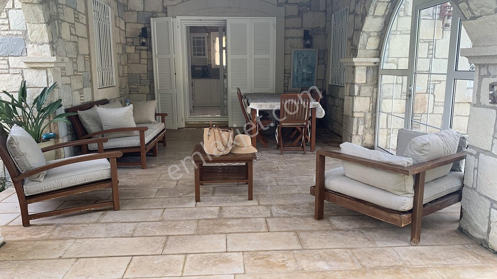 Çeşme’de Denize Ve Yat Limanına Yakın Taş Mimarili Villa - Görsel 16