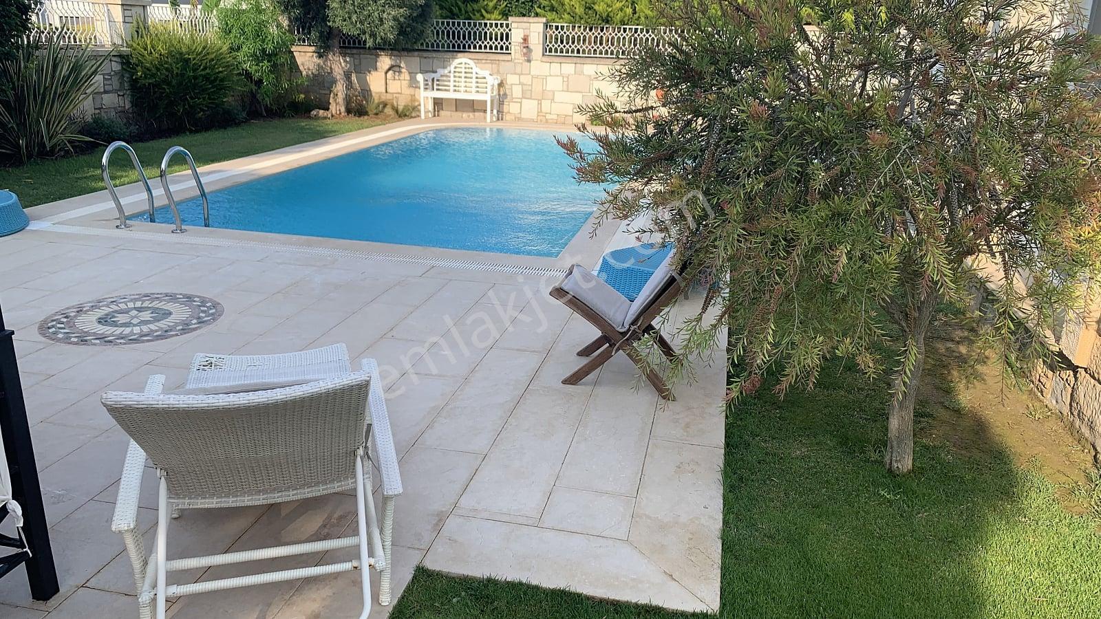 Çeşme’de Denize Ve Yat Limanına Yakın Taş Mimarili Villa - Görsel 14